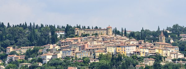 Quels sont les meilleurs endroits pour louer une maison de vacances en Provence avec des cours de cuisine et des visites de champs de lavande?